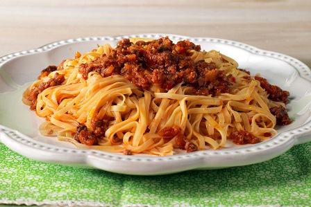 Perché gli spaghetti si incurvano nell'acqua bollente? 